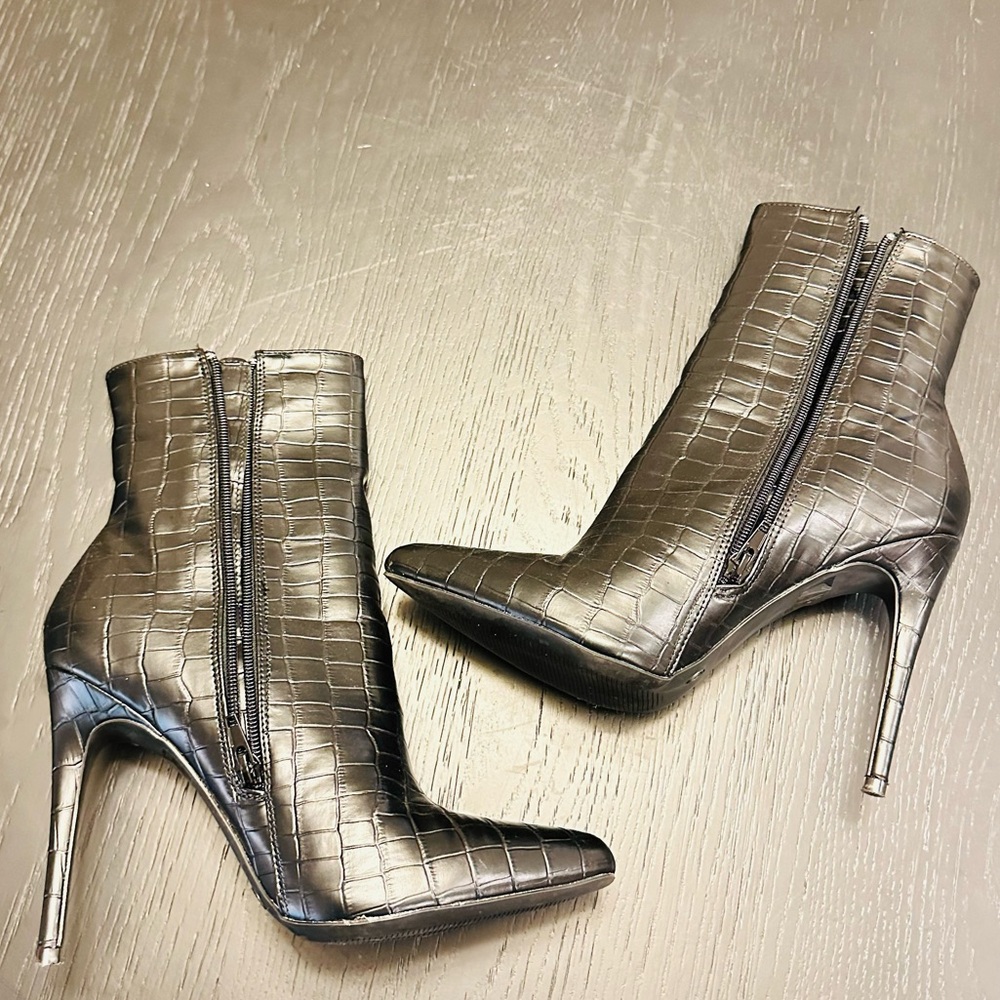FASHION NOVA “Last Minute Booties” - Picture 5 of 9